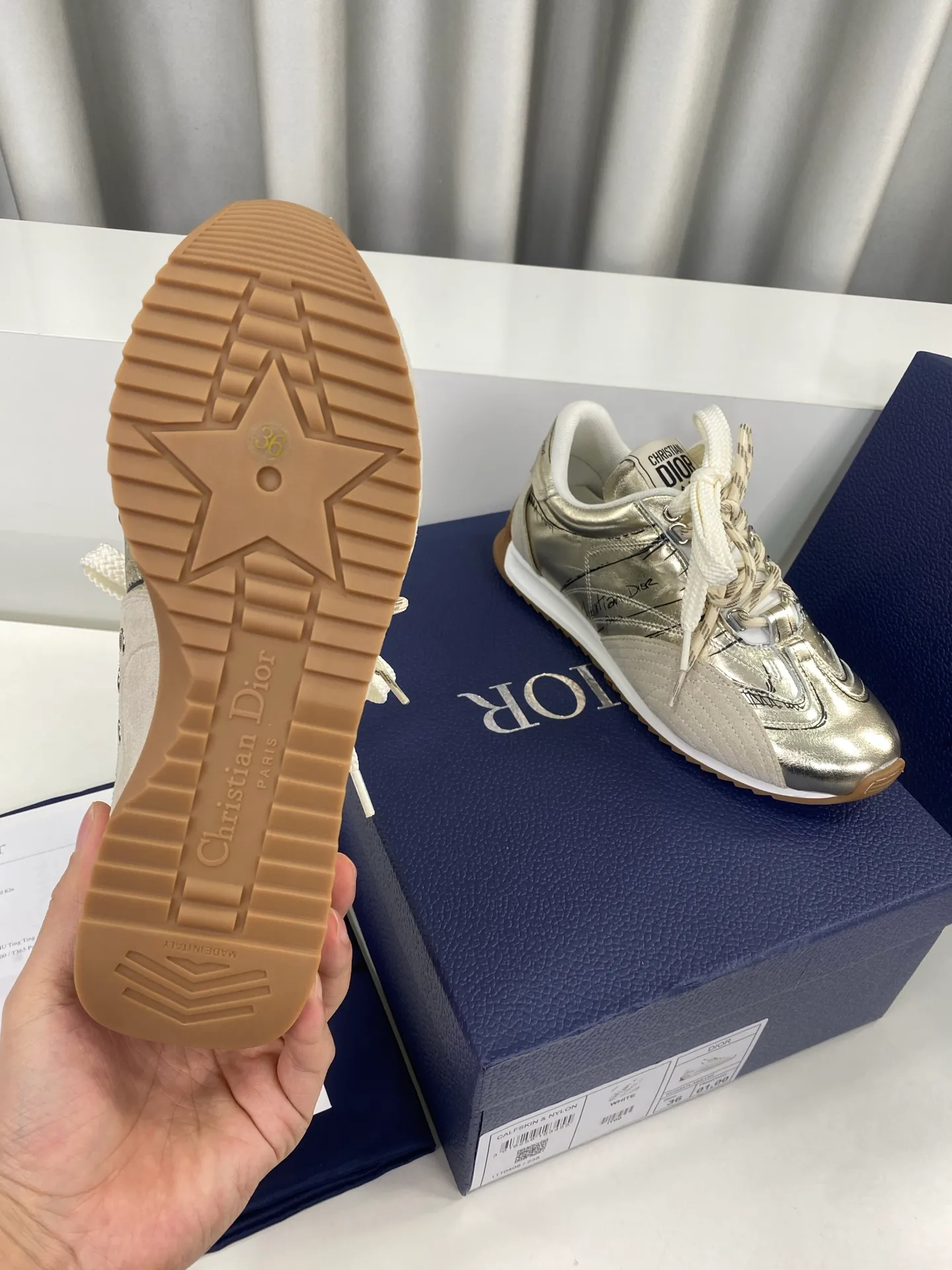 👟👟Ex-factory price 560👟👟 Men's size +10 Dior Dior D-Sketch series graffiti moral shoes casual sports shoes ☑️ D-Sketch sports shoes made a wonderful appearance at the Dior 2025 spring and summer ready-to-wear series show, highlighting the classic retro aesthetics. Crafted from white nylon and calf leather, it's finished with a printed logo inspired by the shoe's production stages, with beige suede calf leather panels and double laces. A handwritten Christian Dior Paris signature adorns the sides, while a Christian Dior Paris signature panel and plaque adorn the heel and tongue. Paired with two-color thin rubber soles, they are more refined and can add high-end temperament to various casual looks. Exquisite packaging at the delivery counter🛍📦 ▪️Fabric: Original customized cowhide/graffiti ▪️Inner foot pads: Breathable mesh ▪️Sole: Original molded non-slip rubber outsole ▪️Sole thickness: 2CM ▪️Size: 35-45 (45 for women and 45 for men, customization is not returnable)